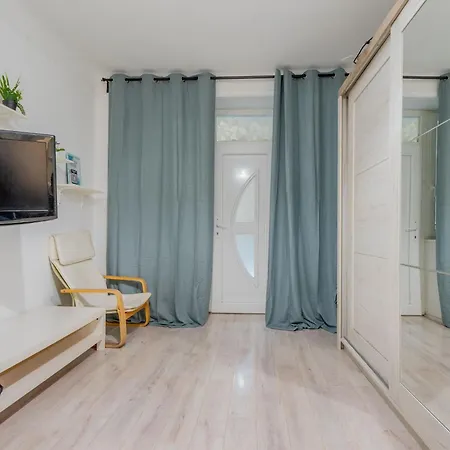 Cosy Retreat Also Tiny In The Center *